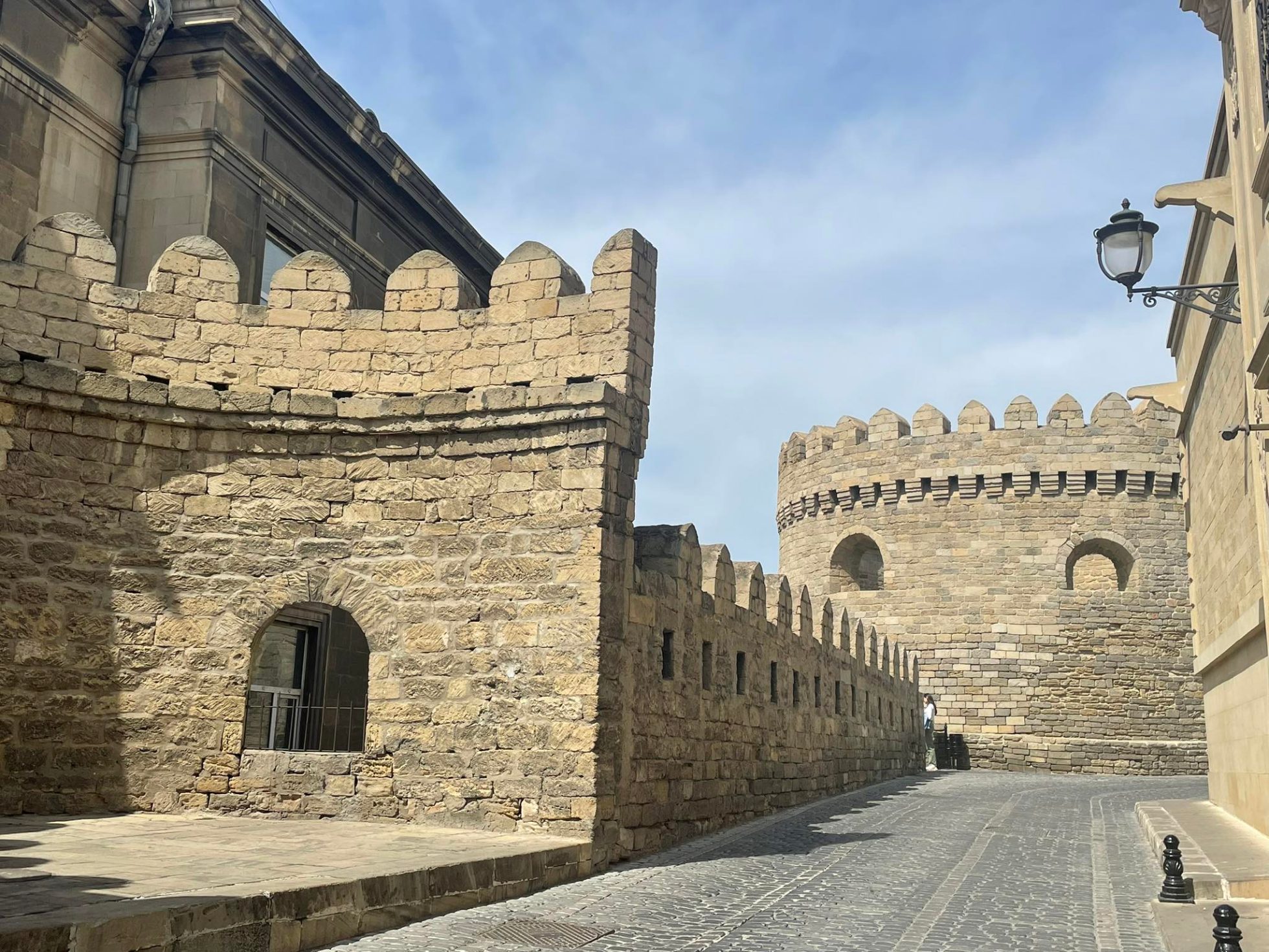 Stare miasto w Baku z widocznymi budynkami i ulicami.